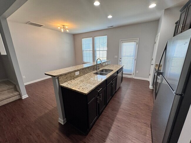 Building Photo - MOVE IN READY! 3 Bed 2.5 Bath Town Home