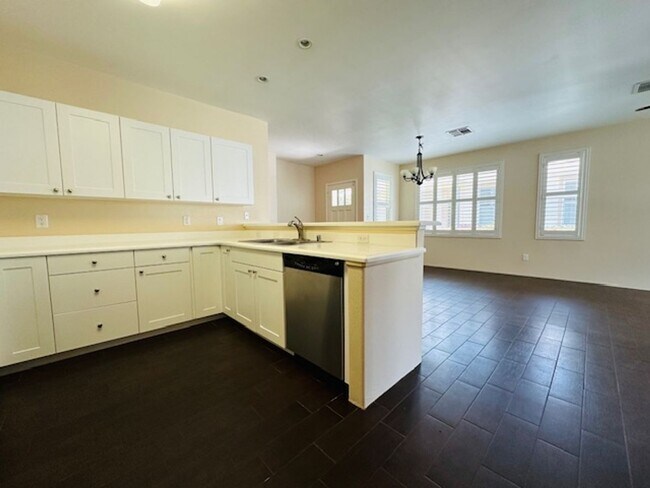 Building Photo - 3 Bedroom, 2 Bathroom Attached Home (Ka Ma...