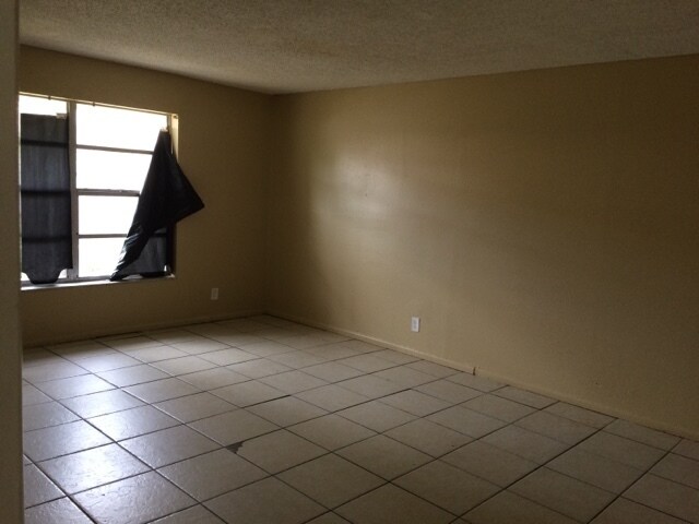 Building Photo - 1104 NW 8th Ave