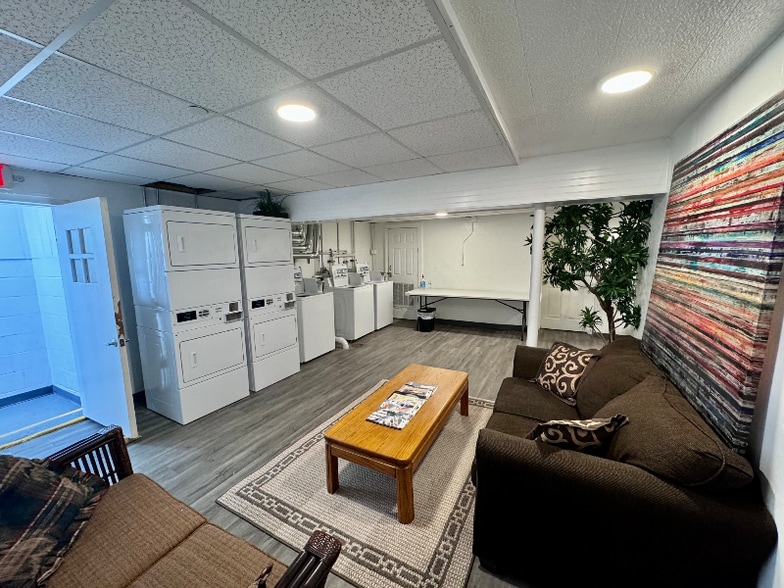 Building Photo - 102 N Maple Ave