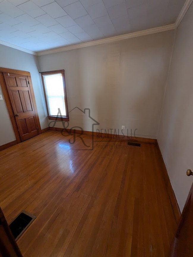 Building Photo - 206 W 1st St