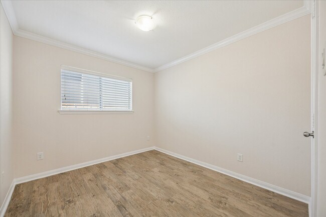 Building Photo - 427 W 16th St