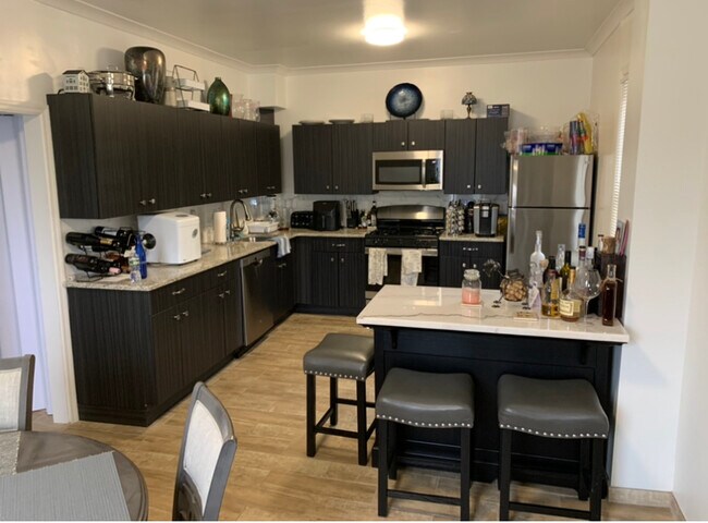 Building Photo - 6 Laurel Ave