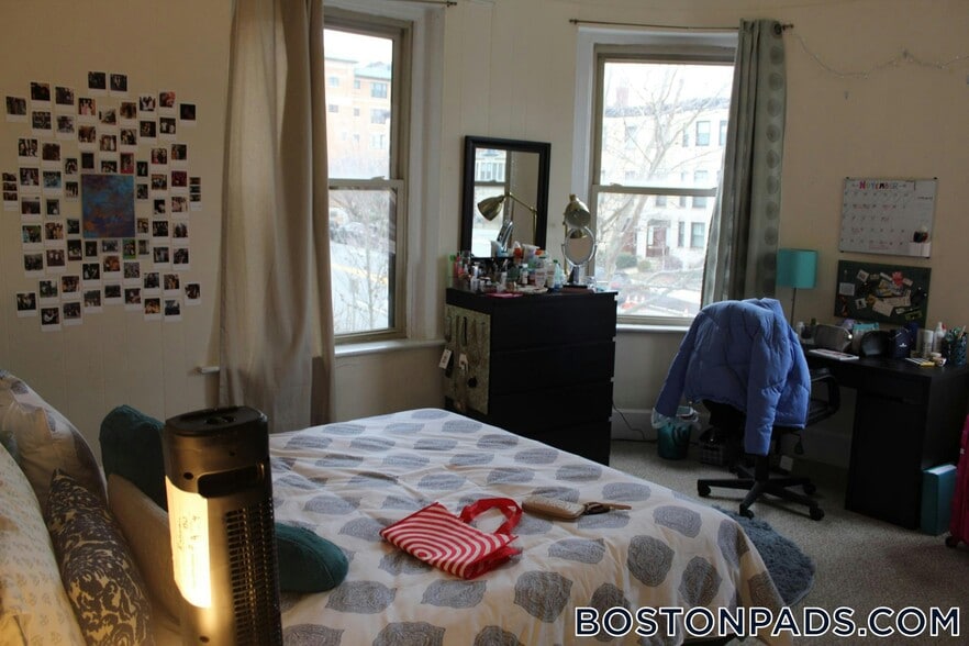 Building Photo - 879 Beacon St