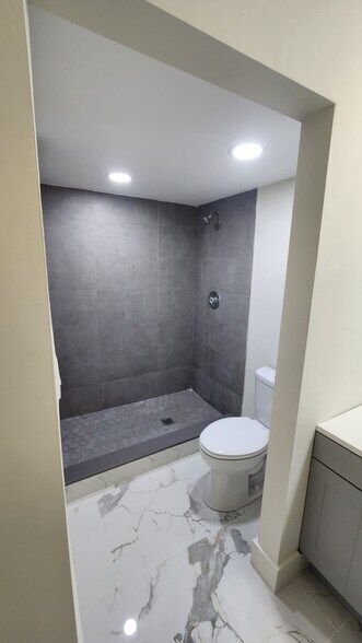 Building Photo - 805 NE 199th St