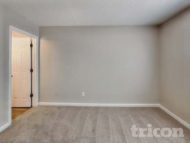 Building Photo - 4409 Woodlawn Dr