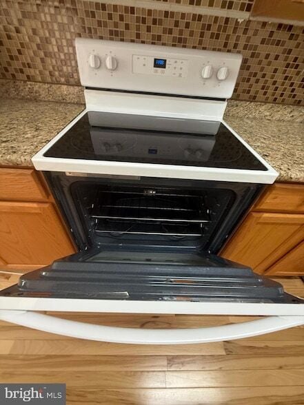 Building Photo - 28 Oak Shadows Ct