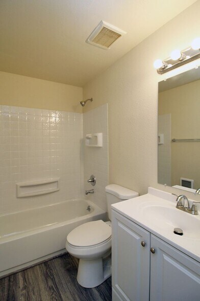 Building Photo - 8924-8934 SE Ellis St