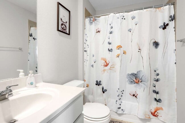 Building Photo - "Spacious 5-Bedroom Home with 3.5 Full Bat...