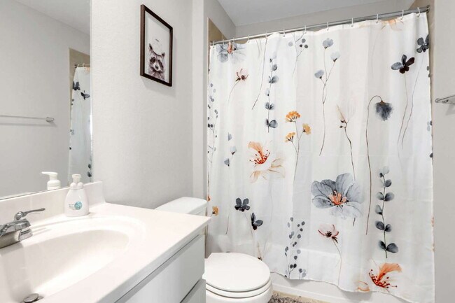 Building Photo - "Spacious Elegance at 110 Spurfowl: 5-Bedr...