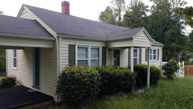 Primary Photo - 3319 S Elm Eugene St