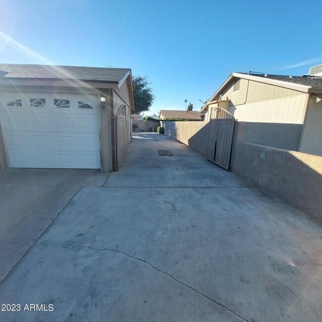 Building Photo - 1636 N 64th Dr