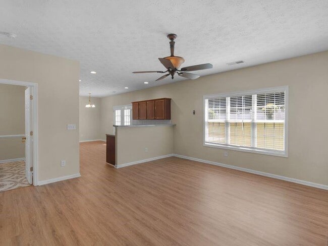 Building Photo - 362 Interlake