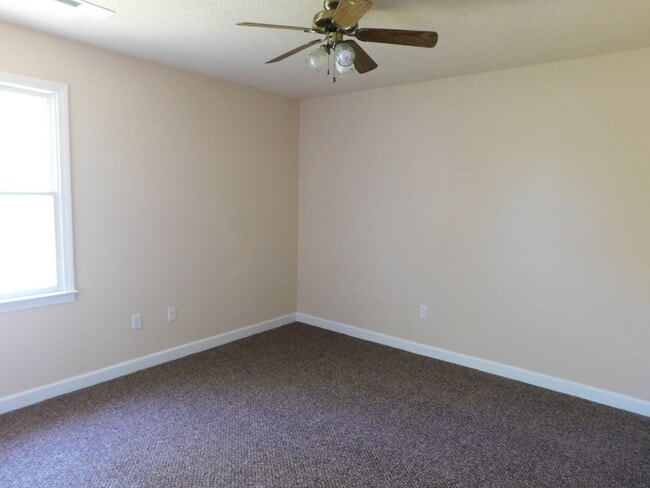 Building Photo - Cozy Home