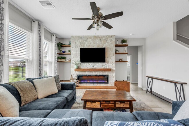 Building Photo - Spacious 5-Bedroom Home with Resort-Style ...