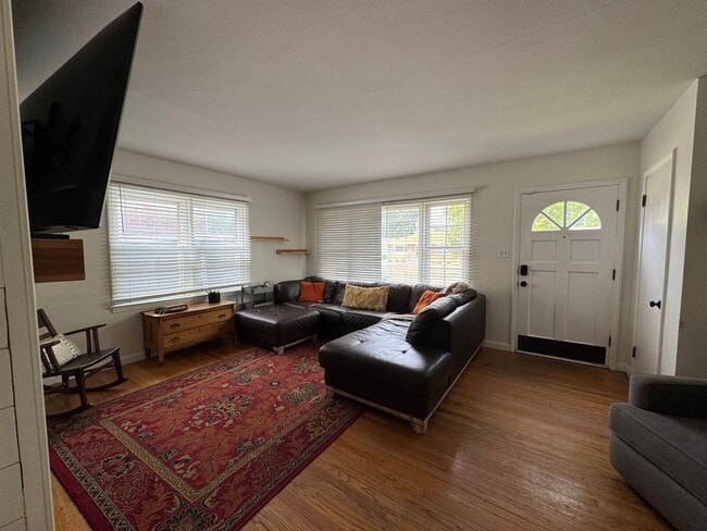 Building Photo - Adorable 3 Bedroom Home Near Lincoln Park!