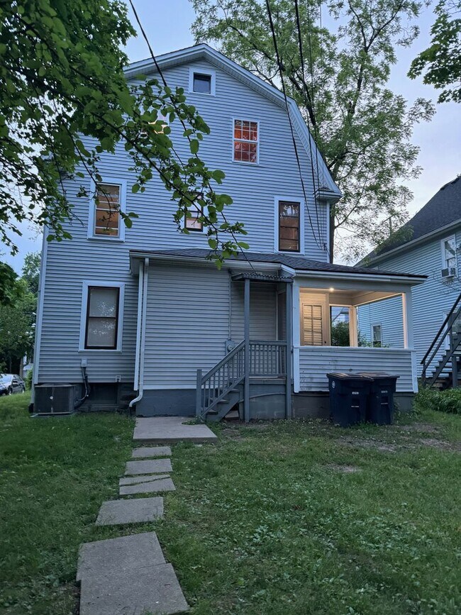 Building Photo - 841 E University Ave