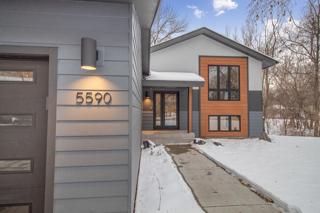 5590 Harding Lane, Shorewood - 5590 Harding Ln