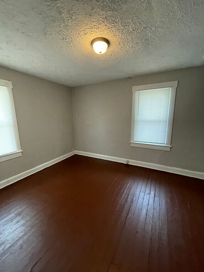 Building Photo - 1241 W Lee St