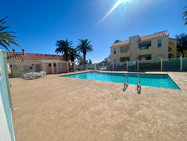 Building Photo - Cozy 2bd/2ba Gated Condo! W/ 2 Community Pools and Spa!