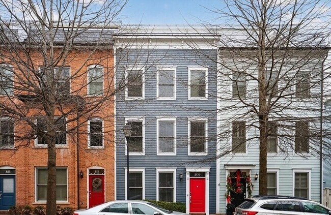 Building Photo - Modern 3BR Townhome with Rooftop Terrace & Garage in Old Town Commons
