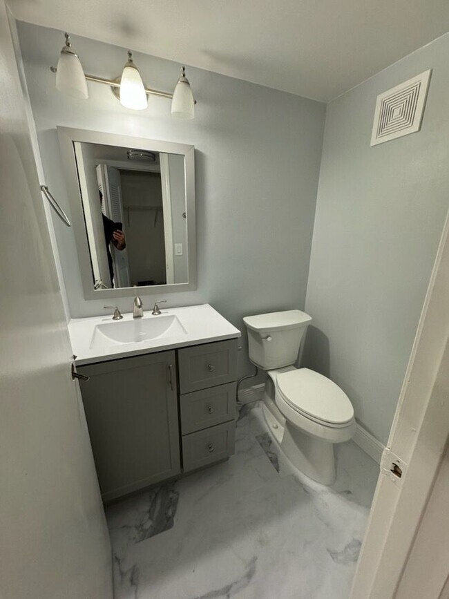 Half Bath - 75 Harwood H