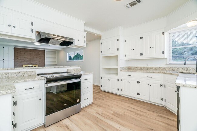 Building Photo - Super nice 5 Bedroom 3 bath property for r...