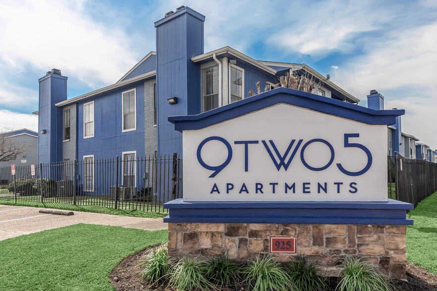 Primary Photo - 9TWO5 Apartments