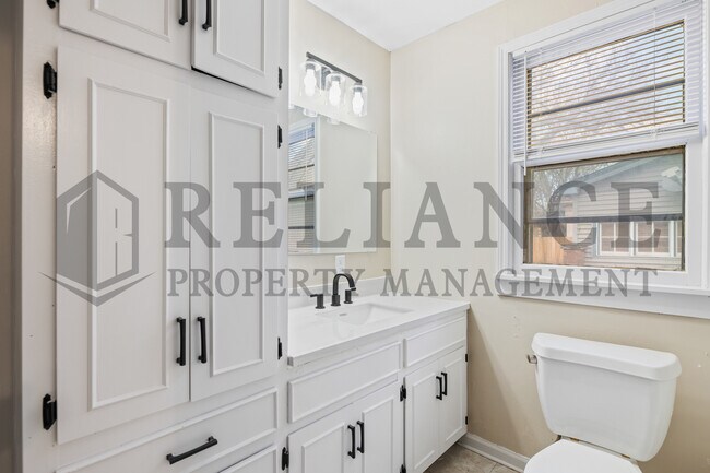 Building Photo - 221 S Glenn St