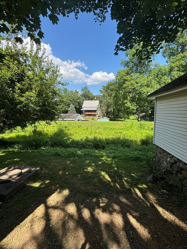 Building Photo - Welcome to your cozy retreat just minutes ...