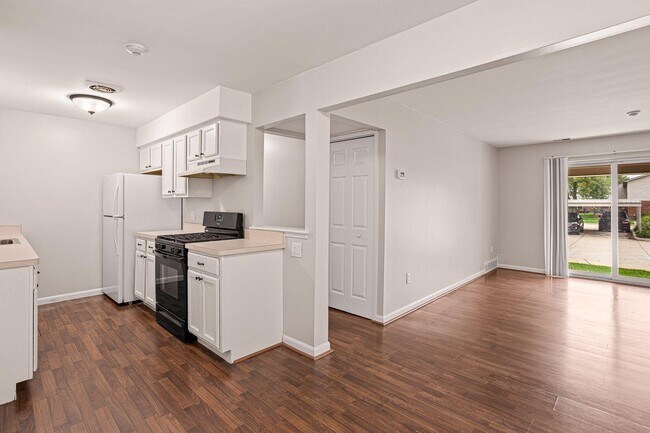 Building Photo - 44417 Savery Dr