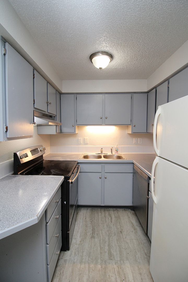 Building Photo - 5704 SW Beaverton Hillsdale Hwy