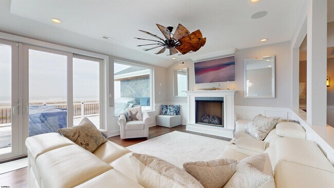 Building Photo - 404 21st St S