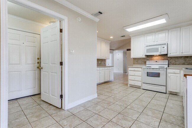 Building Photo - 719 Koen Ln