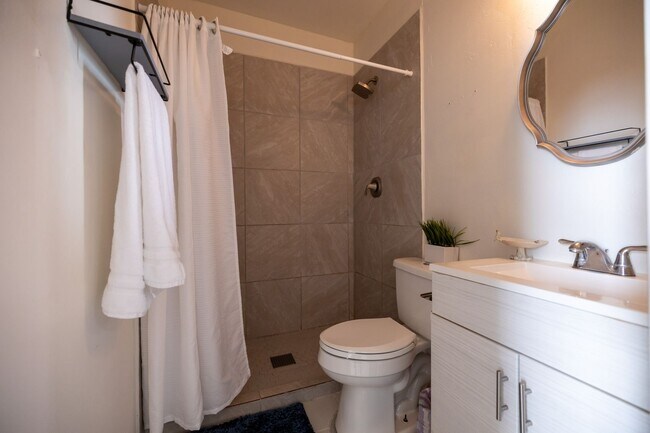 Building Photo - Tour this Private Marana Casita Today! Uni...