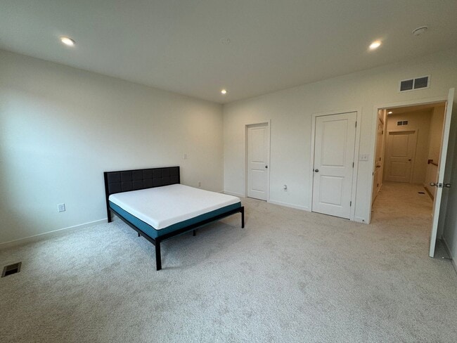 Building Photo - Stylish 3 Bed 2.5 Bath Interior Townhome I...