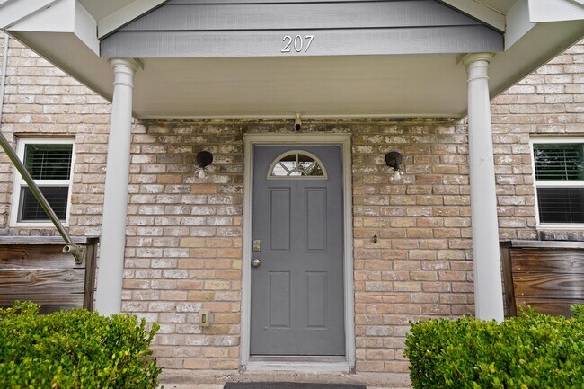 Building Photo - 207 Granberry St