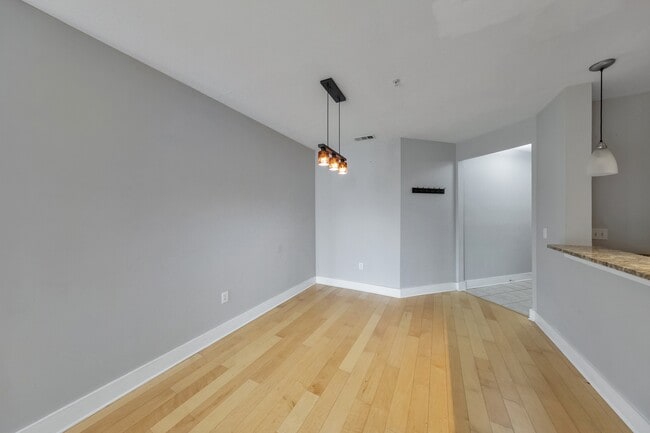 Building Photo - 799 Hammond Dr NE