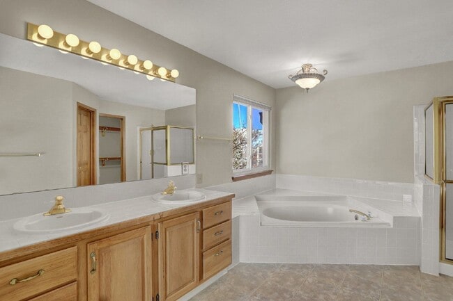 Building Photo - 110 Balmoral Way