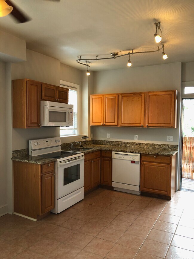 Building Photo - 527 2nd St NE
