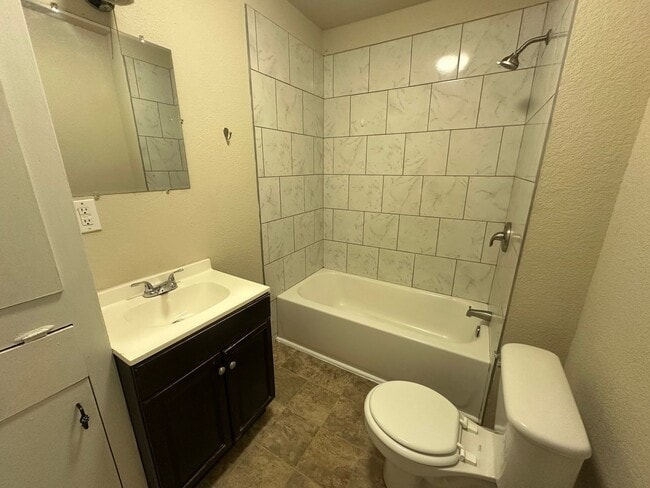 Building Photo - 2112 McKenzie Ave