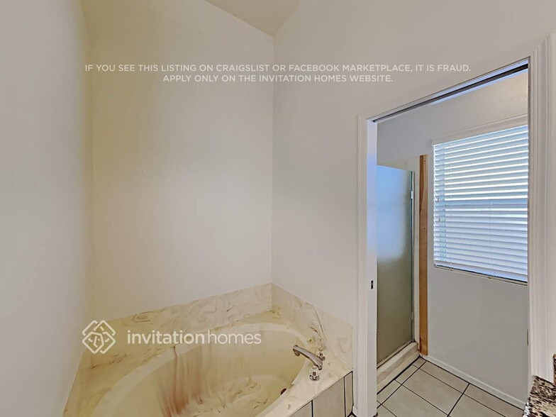 Building Photo - 1102 E Annette Dr