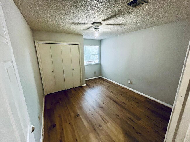 Building Photo - 12915 Ashford Knoll Dr