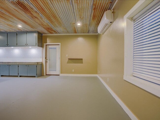 Building Photo - Studio. PROMO $400.OFF FULL MONTHS RENT! . Utilities included!!!