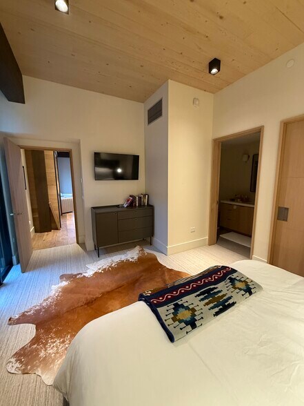 Building Photo - 100 4th St W