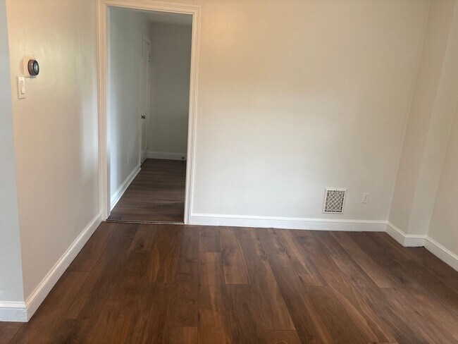 Building Photo - Cozy 3 Bedroom House, Yard-East End of Yor...