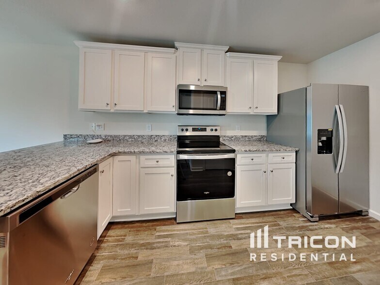 Building Photo - 2124 Southlea Dr