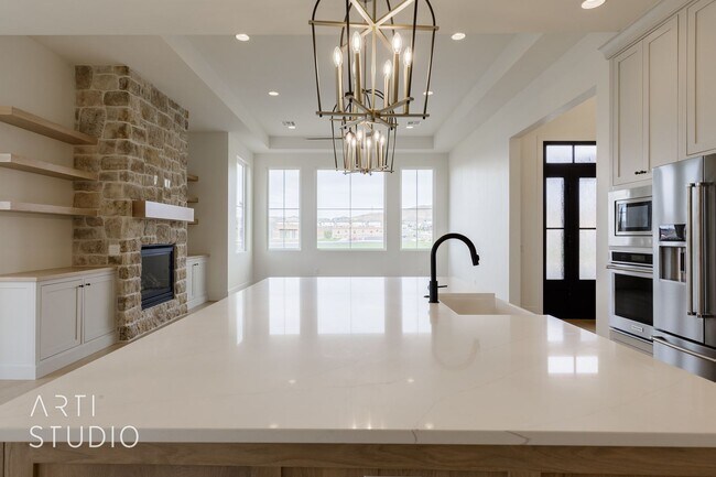 Building Photo - Beautiful Fully Furnished 3 bedroom, 2.5 B...
