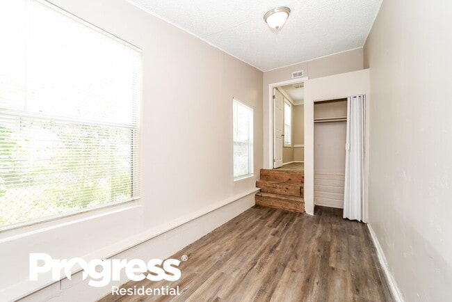 Building Photo - 2331 Westbrook Cir N