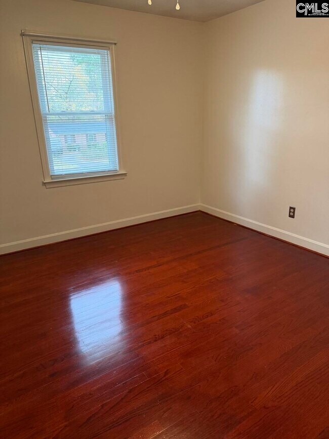 Building Photo - 511 Shady Ln